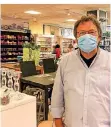 ??  ?? Ropina-inhaber Rolf Ladermann mit Mundschutz in seinem Laden.