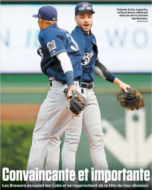  ?? PHOTO AFP ?? Orlando Arcia, à gauche, et Ryan Braun célébrant dans les airs la victoire des Brewers.