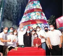  ?? ?? Mayor John Rey Tiangco, with his kids, and Rep. Toby Tiangco led the lighting ceremony