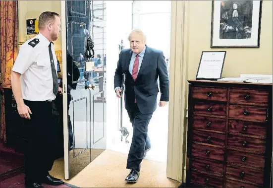  ?? BISUI10 DOWNING STREET / EP ?? Boris Johnson entrant a la seu del primer ministre al número 10 de Downing Street després de la declaració d’ahir