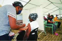  ?? AP ?? Vacunación anticovid en Soweto