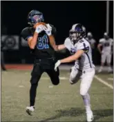  ?? NATE HECKENBERG­ER — FOR DIGITAL FIRST MEDIA ?? Justin Shacknai of Kennett hauls in a pass from Sam Forte in the third quarter Thursday night.