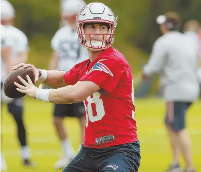  ?? STAFF PHOTOS BY MATT WEST ?? NEXT MEN UP: With Tom Brady not present at yesterday’s passing camp workout in Foxboro, it was up to Danny Etling (above) and Brian Hoyer (right) to guide the Patriots offense.