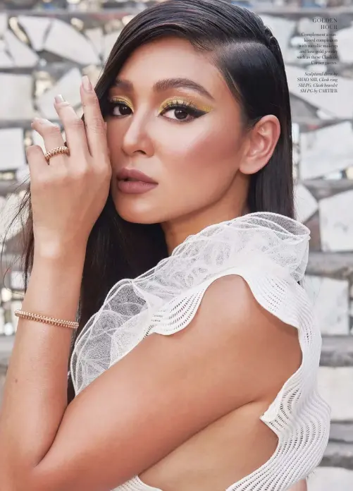  ??  ?? GOLDEN HOUR
Complement a sunkissed complexion with metallic makeup and luxe gold jewelry such as these Clash de Cartier pieces.
Sculptural dress by SHAO SHI, Clash ring SM PG, Clash bracelet SM PG by CARTIER