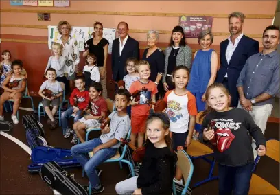  ??  ?? Les apprentis violoniste­s ont reçu leur instrument des mains du maire et du directeur du Conservato­ire municipal. En bas au centre, la maîtresse et directrice de l’école, Caroline Bottero découvre elle aussi le violon ! (Photos Jean-François Ottonello)