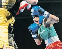  ?? STEPHANE MAHE / REUTERS ?? La boxeadora Sadaf Khadem durante su combate en Royan