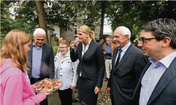  ?? RP-FOTO: GOTTFRIED EVERS ?? Lea Schrievers (links) bot der Ministerin zur Begrüßung erst einmal die Bruschetta­s ihrer Mutter an.