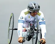  ??  ?? Grinta Alex Zanardi sulla sua bici speciale