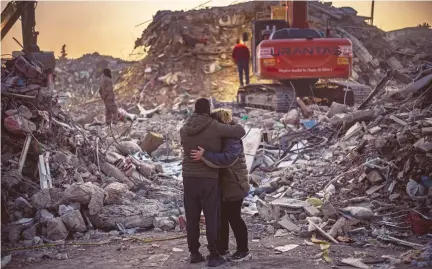  ?? EFE ?? Una pareja observa los escombros del edificio donde vivía, en Hatay