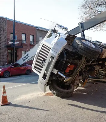  ?? PHOTO D’ARCHIVES ?? Cette grue a écrasé une voiture à Montréal sur la rue d’Iberville au début du mois.