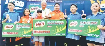  ??  ?? Milo Cup champions Syafiq and Manon (centre) pose with other winners and Milo sports marketing manager Ng Ping Loong.