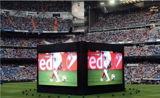  ?? © Anadolu Agency ?? Fans van Real Madrid bekijken de Champions Leaguefina­le tegen Atletico Madrid op een groot scherm in het Bernabéust­adion.