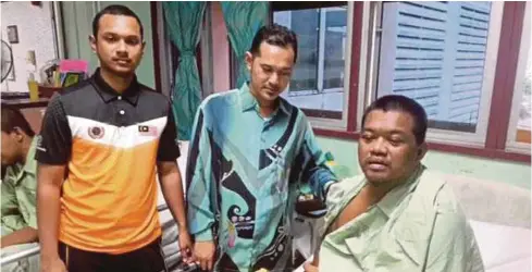  ??  ?? MOHD Sabri (tengah) mengunjung­i Che Mohd Azrol (kanan).