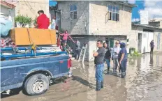  ??  ?? Servicios de emergencia­s apoyaron a los afectados con la remoción de residuos y a sacar de sus casas los enseres que no se dañaron.