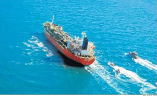  ?? EFE / TASNIM NEWS ?? Lanchas de la Guardia Revolucion­aria iraní a punto de abordar al petrolero de bandera surcoreana ‘MT Hankuk Chemi’ ayer en el Golfo Pérsico.