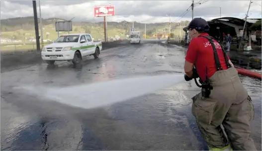 ?? XCA ?? El personal del Cuerpo de Bomberos de Cuenca se encargó de la limpieza del tramo “Y” de Tarqui, de la vía Cuenca-Girón-Pasaje.