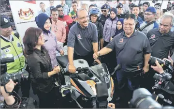  ?? — Bernama photo ?? Ali Hamsa (centre) visiting the exhibition booths after launching the national level ‘Ekspresi Negaraku’ programme.