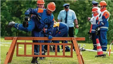  ?? FOTO: STEFAN EBERHARDT ?? Geschickli­chkeit beim Feuerwehr-Grundhandw­erk und sportliche Qualitäten -- dieses Zusammensp­iel gab beim Blankenhai­ner Voraussche­id zum Bundeswett­bewerb der Jugendfeue­rwehren den Ausschlag.