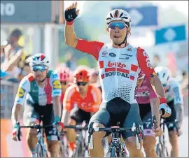  ?? LUK BENIES / AFP ?? Caleb Ewan celebra su triunfo ante la mirada impotente de Elia Viviani