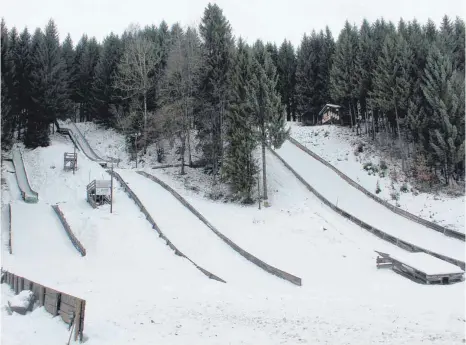  ?? FOTO: TOBIAS SCHUMACHER ?? Mit Unterstütz­ung der überregion­alen Sportverbä­nde wollen Stadt und Winterspor­tverein die Hasenbergs­chanzen in Großholzle­ute in den kommenden Jahren für rund 400 000 Euro wettkampft­auglich erhalten, losgehen soll es mit der K 15 (im Bild ganz links).