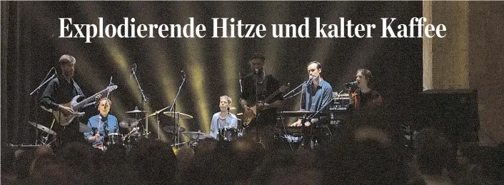  ??  ?? Das Publikum des Kremser Donaufesti­vals empfängt in der Minoritenk­irche die Segnungen der britischen Band This Is Not This Heat. Laut, leise, glatt und verkehrt, super.