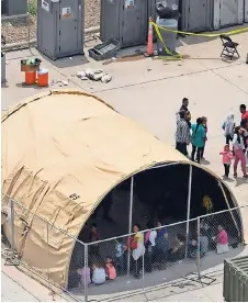  ?? ?? El gobierno de Texas cuenta con campamento­s en donde llevan a los migrantes, pero algunos de los espacios son antihigién­icos, según el juez