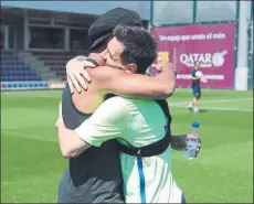  ??  ?? Amigos para siempre Ronaldinho y Messi se fundieron en un abrazo