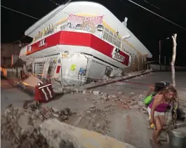  ??  ?? Sinking: A building collapses into the ground in Morelos