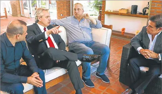  ?? FRENTE DE TODOS ?? APOYO. Ayer Alberto Fernández viajó a Misiones y consiguió una foto con el gobernador electo, Herrera Ahuad, Passalacqu­a y Rovira.