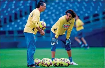  ??  ?? Néstor Verderi charla con Guillermo cuando era el entrenador de porteros de los azulcremas.