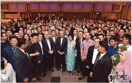  ?? BERNAMA PIC ?? Prime Minister Tun Dr Mahathir Mohamad and his wife, Tun Dr Siti Hasmah Mohd Ali, after a dinner with Malaysians in Tokyo last night.