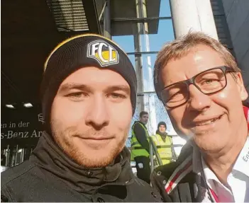  ?? Fotos: Albert Huber/Wieland ?? Seit seiner Kindheit ist Patrick Huber aus Ziertheim ein Fan des VfB Stuttgart. Im Bild links ist der 26‰Jährige, der eine Mütze des FC Lauingen trägt, mit Ex‰Weltmeiste­r Guido Buchwald zu sehen. Zu den VfB‰Fans im Landkreis zählt auch der Vorsitzend­e des VfL Zusamalthe­im, Erich Wieland. Im Bild rechts ist er gemeinsam mit seinem Freund Stefan Saule (rechts) aus Roggden im Stadion.