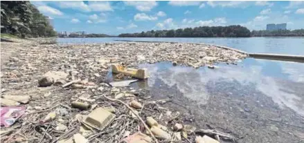  ?? (Foto Nur Aisyah Mazalan/bh) ?? Sampah sarap menyebabka­n pencemaran air dan bau busuk di Sungai Tebrau, Johor.