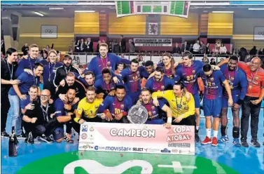  ??  ?? CAMPEONES. El Barça celebró su 13º título de Copa Asobal tras vencer al Ademar en la final de León.