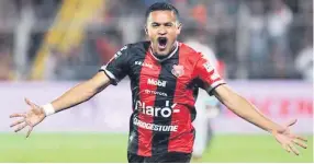  ??  ?? GOLEADOR. Roger Rojas ya está recuperado y busca sumar goles con el Alajuelens­e.