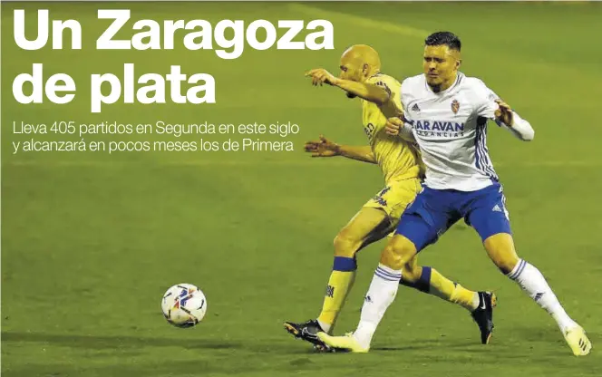  ?? JAIME GALINDO ?? Juanjo Narváez pelea por un balón con el jugador del Alcorcón Laure en el partido disputado en La Romareda.