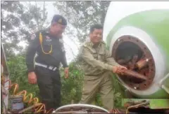  ?? PHOTO SUPPLIED ?? Authoritie­s unload illegal rosewood from a petrol tanker on Sunday after it was seized in Siem Reap province.