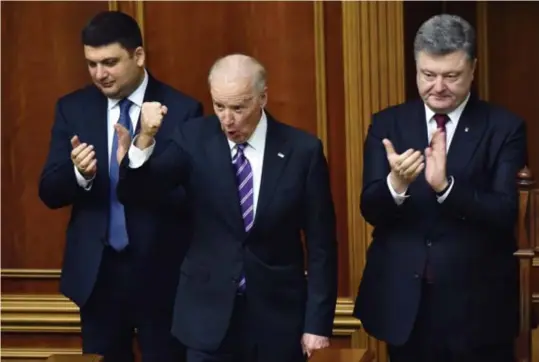 ?? Sergei Supinsky/afp ?? Moskou is de steun van Biden aan de opstand in Oekraïne niet vergeten. Foto: toenmalig vicepresid­ent Joe Biden (m.) met de toenmalige Oekraïense president Petro Porosjenko (r.) in 2015.