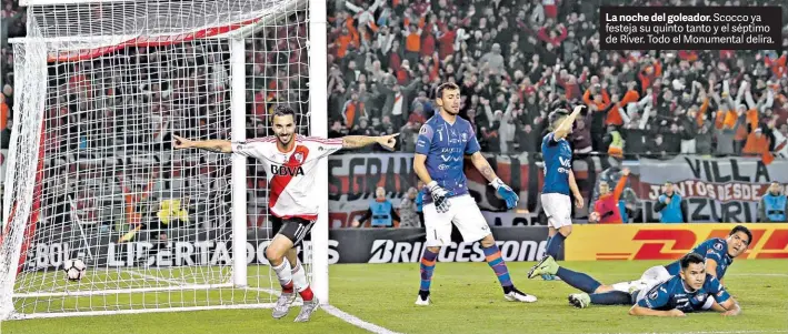  ?? AP ?? La noche del goleador. Scocco ya festeja su quinto tanto y el séptimo de River. Todo el Monumental delira.