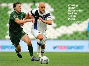  ?? SPORTSFILE ?? Chasing game: Harry Arter tackles Teemu Pukki