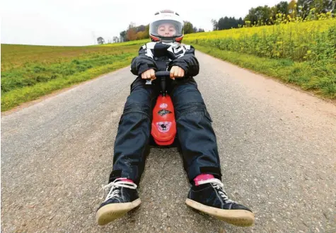  ?? Foto: Marcus Merk ?? Lina Baumann aus Biberbach ist Vizeweltme­isterin auf dem Bobby Car.