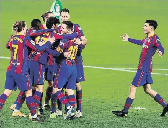  ?? FOTO: EFE ?? Trincao y Messi, con el resto de sus compañeros en el Barça,