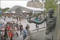  ?? MICHEL EULER/ASSOCIATED PRESS ?? A statue of the late French tennis champion Suzanne Lenglen on Friday at the Roland Garros stadium in Paris. The French Open starts Sunday.