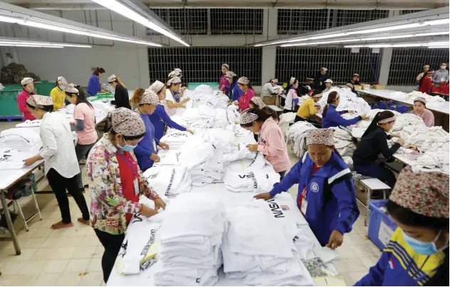  ?? Reuters ?? ↑
Workers at a garments factory in Kandal province, Cambodia.