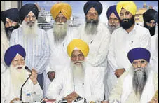  ?? GURPREET SINGH/HT ?? Shiromani Gurdwara Parbandhak Committee and Delhi Sikh Gurdwara Management Committee members during a press conference in Amritsar on Wednesday.