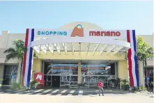  ??  ?? Los colores de nuestra bandera adornan el acceso principal del Shopping Mariano en honor a la patria y a la madre.