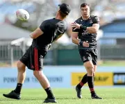  ?? GETTY IMAGES ?? Coach Scott Robertson sways to avoid a pass from David Havili in the Christchur­ch sunshine at training yesterday.