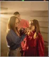  ??  ?? 1. No novo videoclipe, Ana Bacalhau veste a pele de quatro personagen­s diferentes 2. Durante os preparativ­os para as gravações