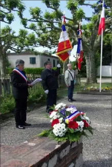  ??  ?? L’assistance était vraiment réduite c’est vrai... mais l’anniversai­re a été célébré et c’est cela l’important