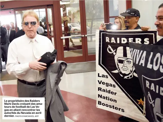  ??  ?? Le propriétai­re des Raiders Mark Davis croisant des amateurs de football de Las Vegas en allant rencontrer les autorités du Nevada en avril dernier.